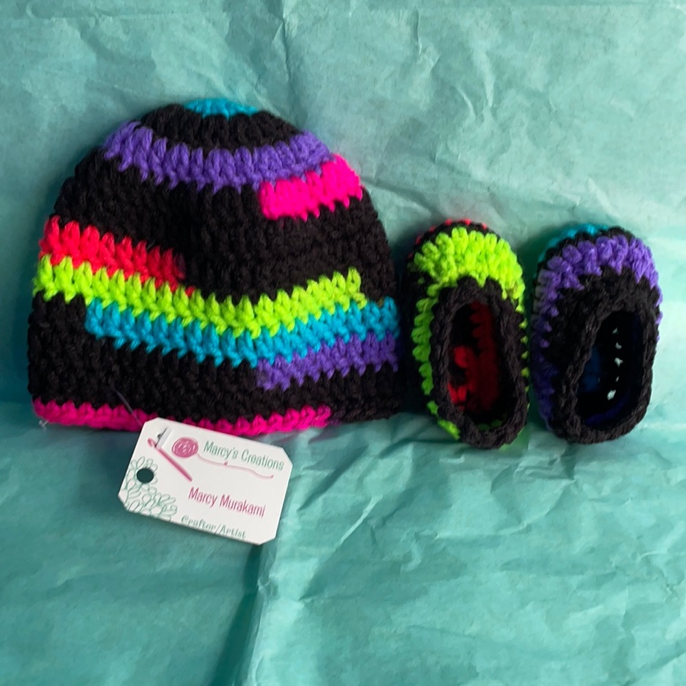Multiple color Newborn crocheted baby hat and booties ❤️